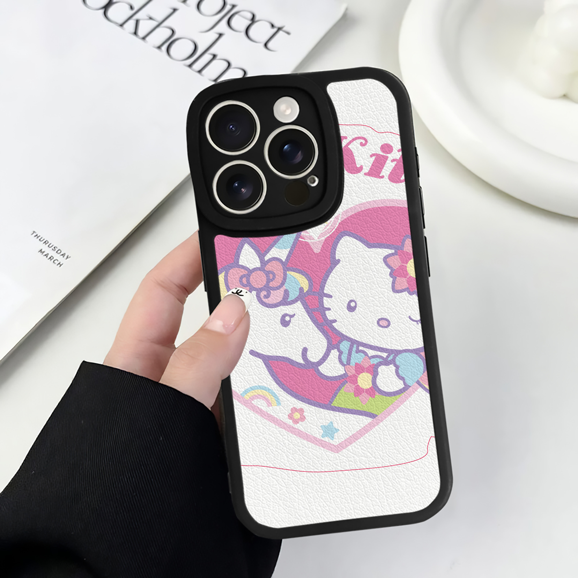 （画像用） Hello Kitty ハローキティ 【iPhone 16シリーズ対応】シリコンスマホケース（レザー調） 材質：シリコン